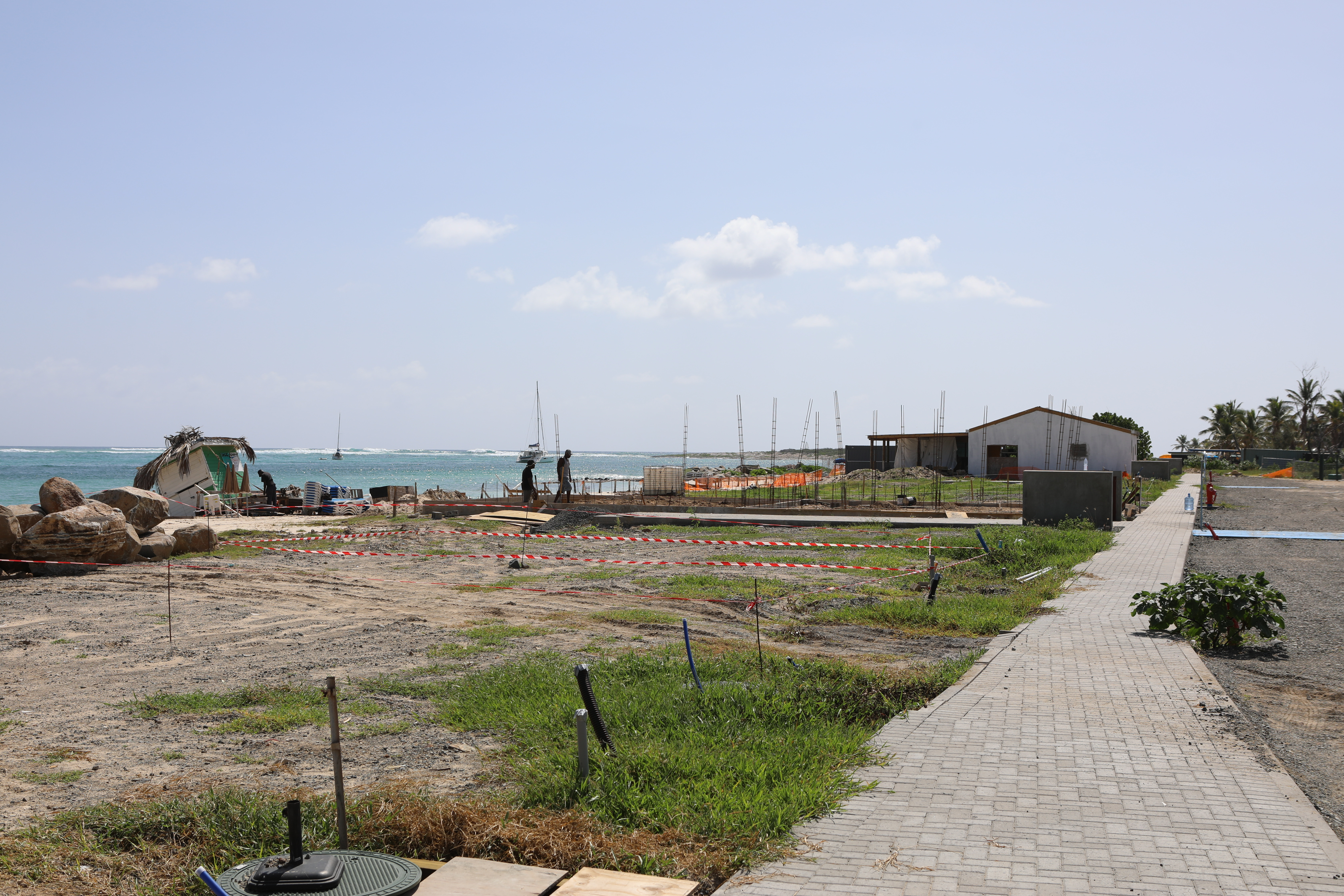 Construction des nouveaux Carbets touristiques sur la plage d'Orient Bay